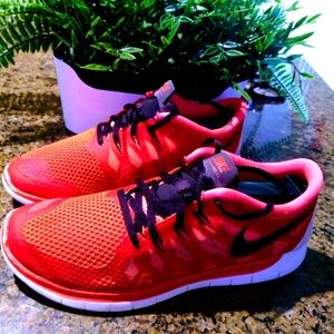 Nike free size 7y = 8.5 women's